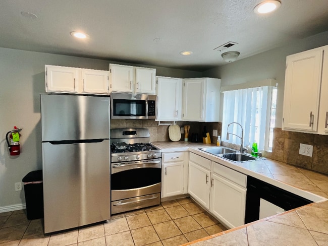 Building Photo - 546 E Delno Dr