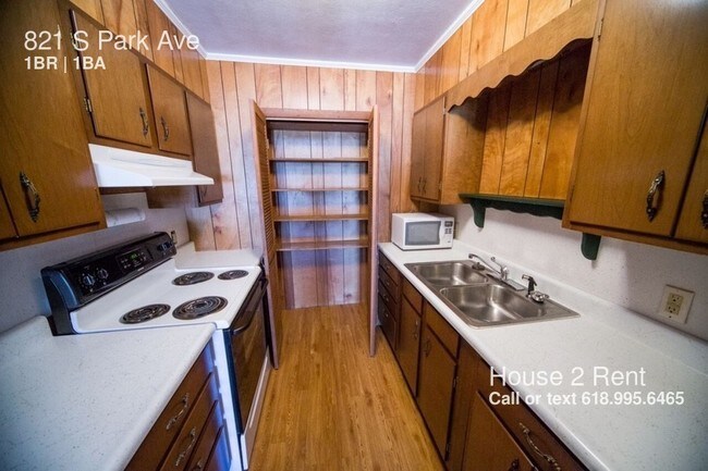 Building Photo - 821 S Park Ave