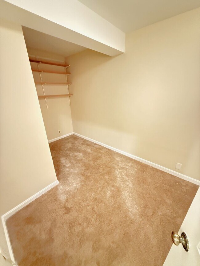 Foto del edificio - 2 Level, 2 Bedroom Hidden Gem in Dupont!