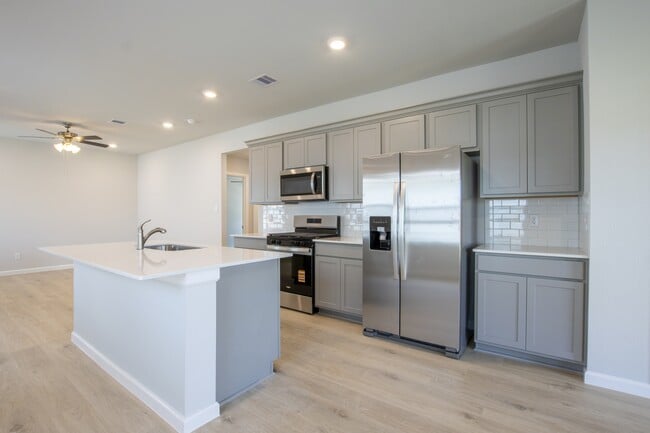 Building Photo - 876 Kickapoo Ln