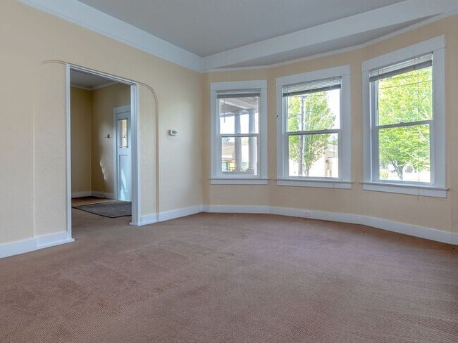 Building Photo - 3 bedroom, 1 bath. Inner NE Portland! 1/2 ...
