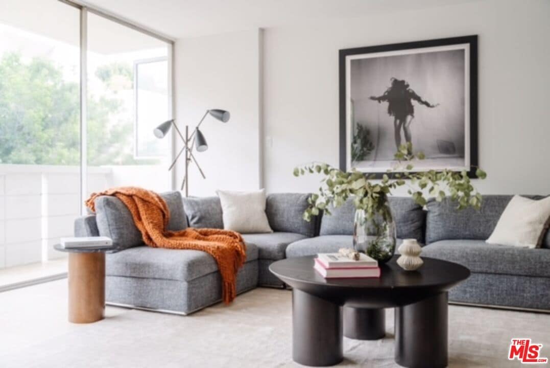 Foto principal - 8787 Shoreham Dr