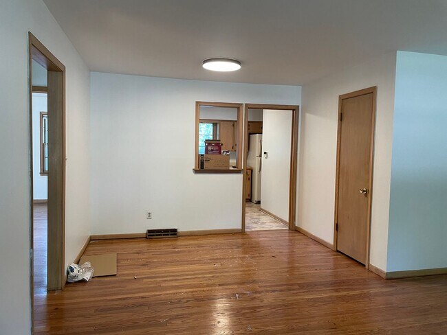 Foto del edificio - {731} Convenient Location + Full basement + 2 Car Tandem Garage