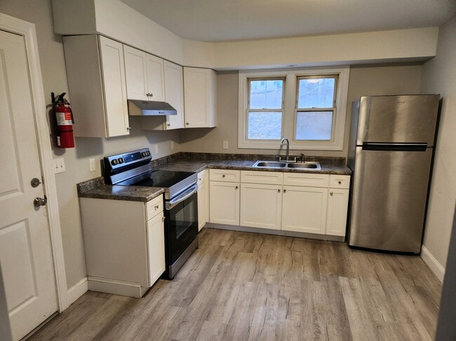 Building Photo - 9 Elm St