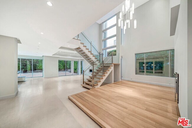 Foto del edificio - 647 N Laurel Ave