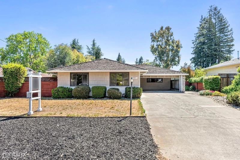 Primary Photo - 5 br, 2 bath House - 1049 golden ave