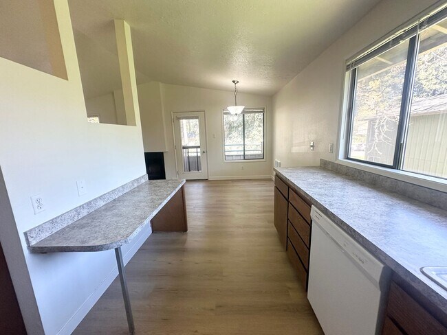 Foto del edificio - Lake Oswego Refreshed 2nd Story 2 bed/1 bath Condo- W/S/G Included