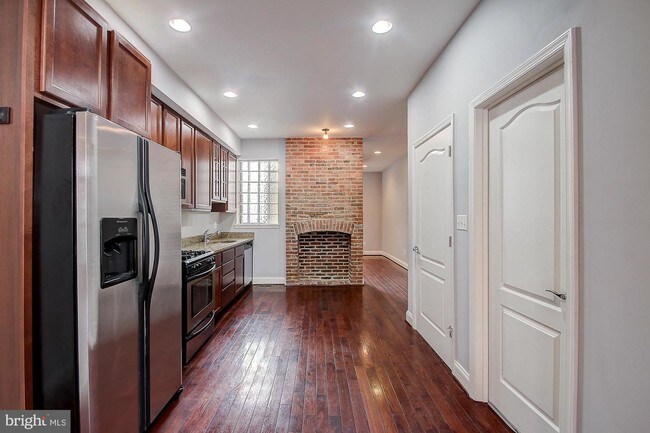 Building Photo - 327 E 21st St