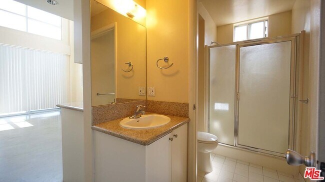 Building Photo - 922 W 23rd St
