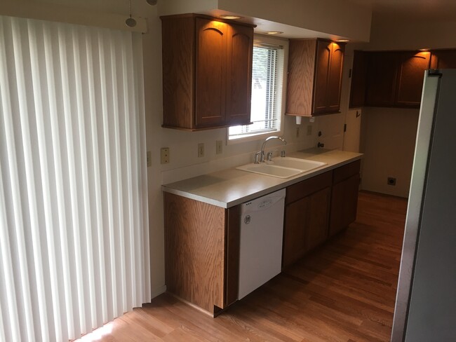 Building Photo - Charming 2BD Duplex in a Prime Vancouver L...