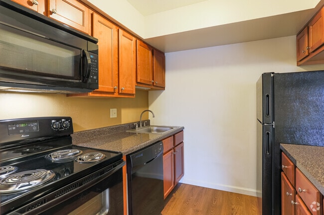 2BR, 1.5BA - 1036SF - Royal Manor Apartments