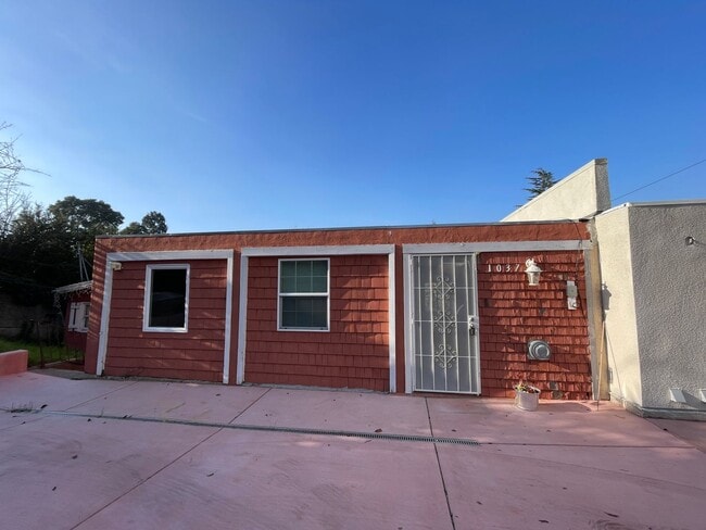 Photo - 1037-1037 Warfield Ave Apartment