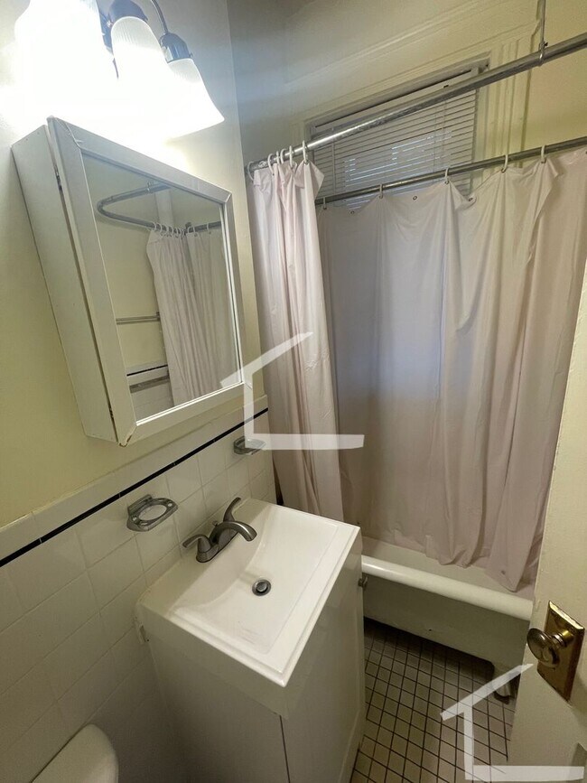 Foto del edificio - Amazing one bedroom unit in the heart of F...