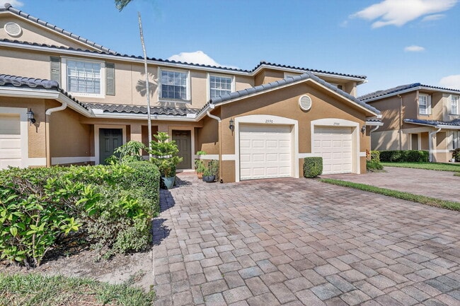 Building Photo - 2990 SE Lexington Lakes Dr