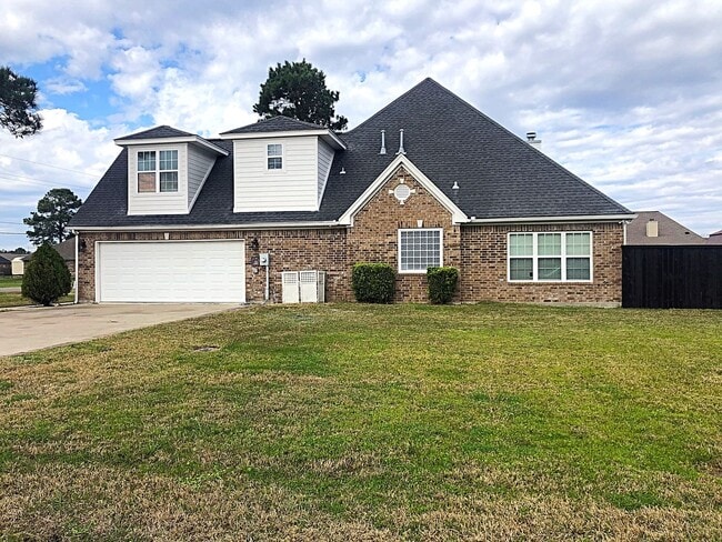 Building Photo - 305 Tyler Dr