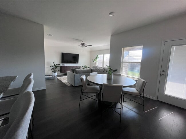 Building Photo - 1613 Sunny Grove Dr