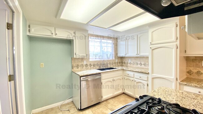 Foto del edificio - 3955 Crestmont Dr