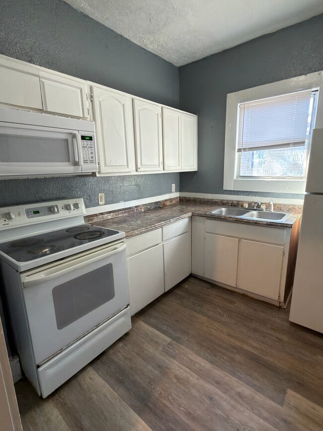 Building Photo - 1653 W 35th St