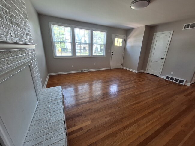 Building Photo - 700 Mial St