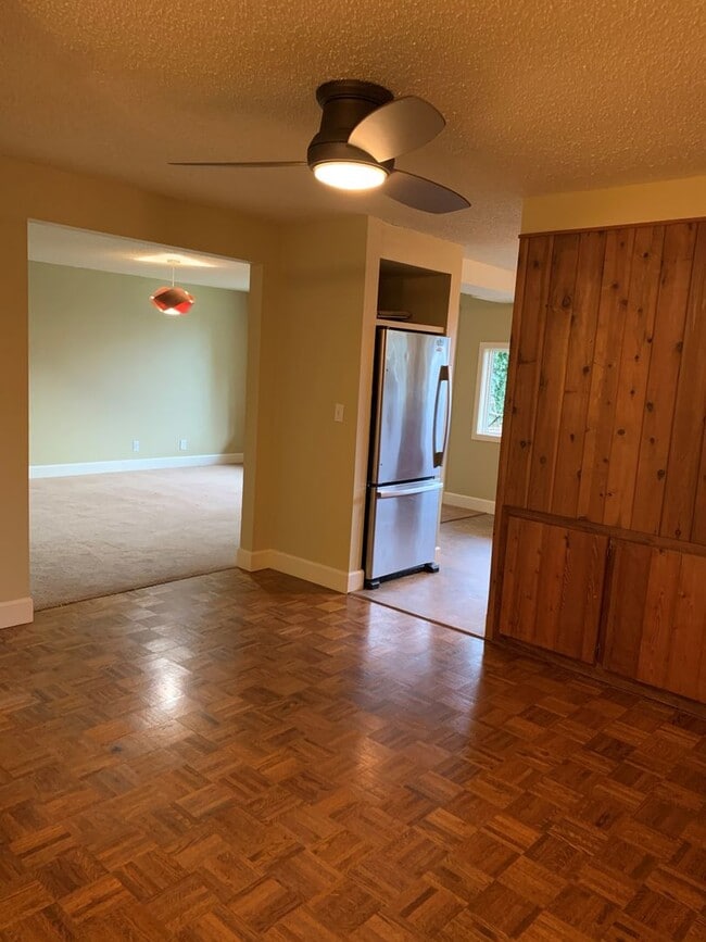 Building Photo - Beautiful South Eugene Home