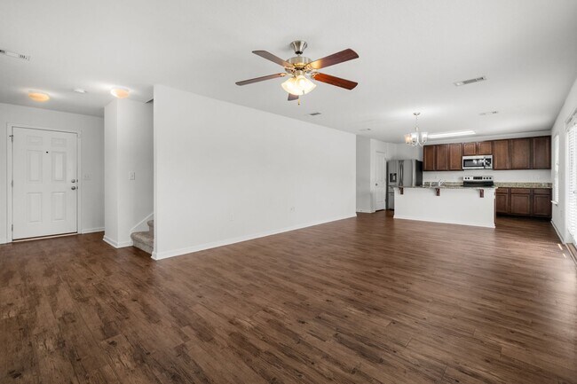 Foto del edificio - OPEN CONCEPT 4 BED / 2.5 BATH - Community Pool