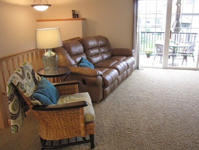 Building Photo - End-unit 3 Bd/2.5 Ba Townhome- Built 2007-...