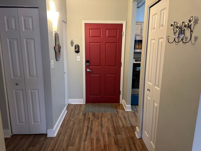 Foto del edificio - Executive 1 Bedroom Apartment right off 16...