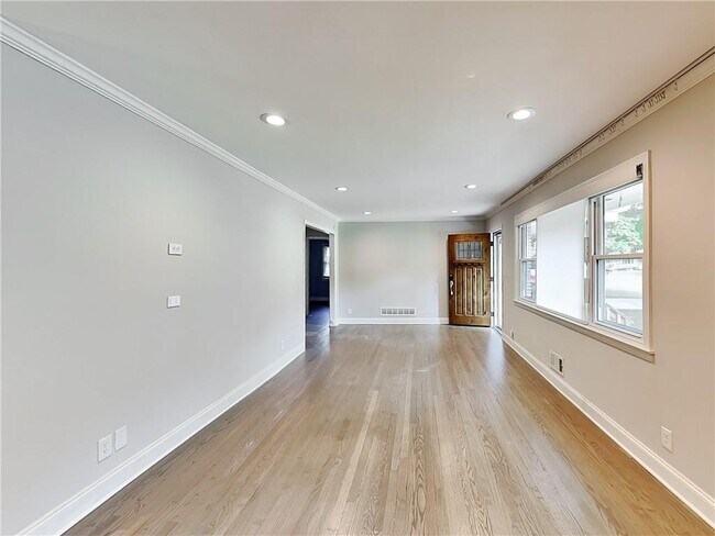 Building Photo - 878 Lake Ct
