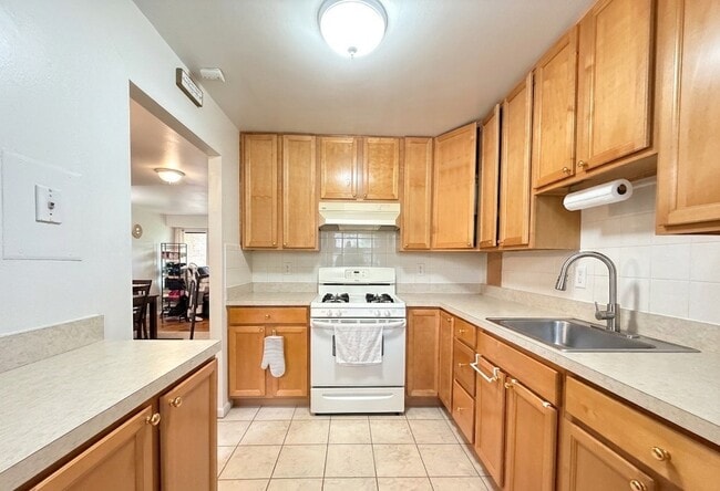 Kitchen - 6008 Westchester Park Dr