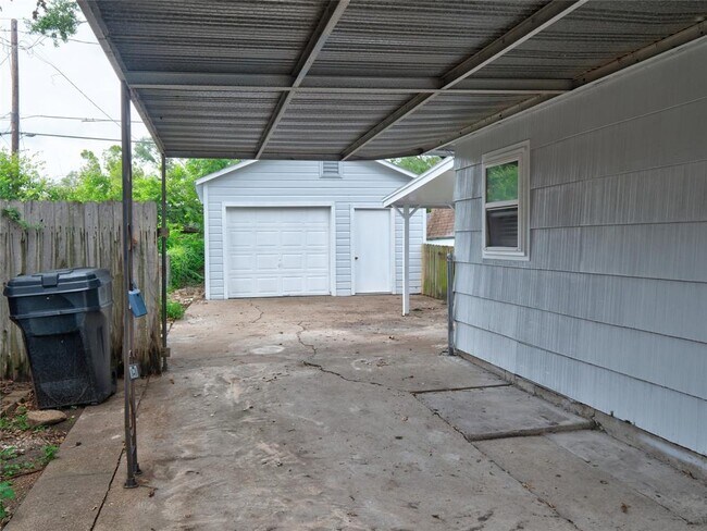 Building Photo - 6742 Limestone St
