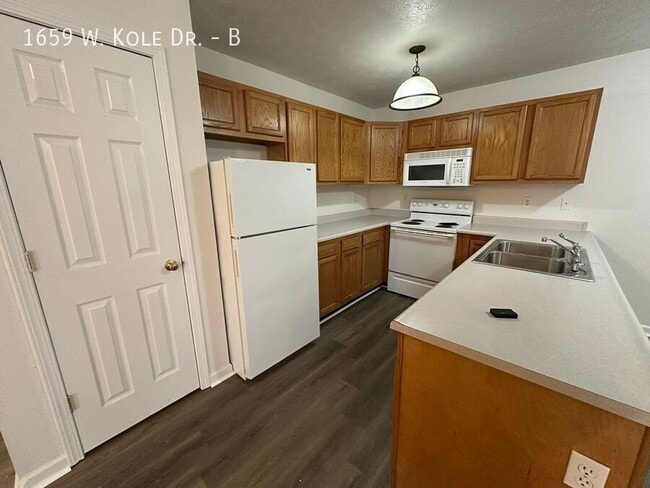 Building Photo - 1659 W Kole Dr