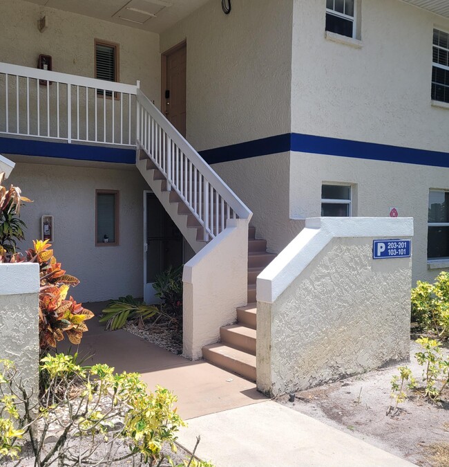 Building Photo - 1522 SE Royal Green Cir