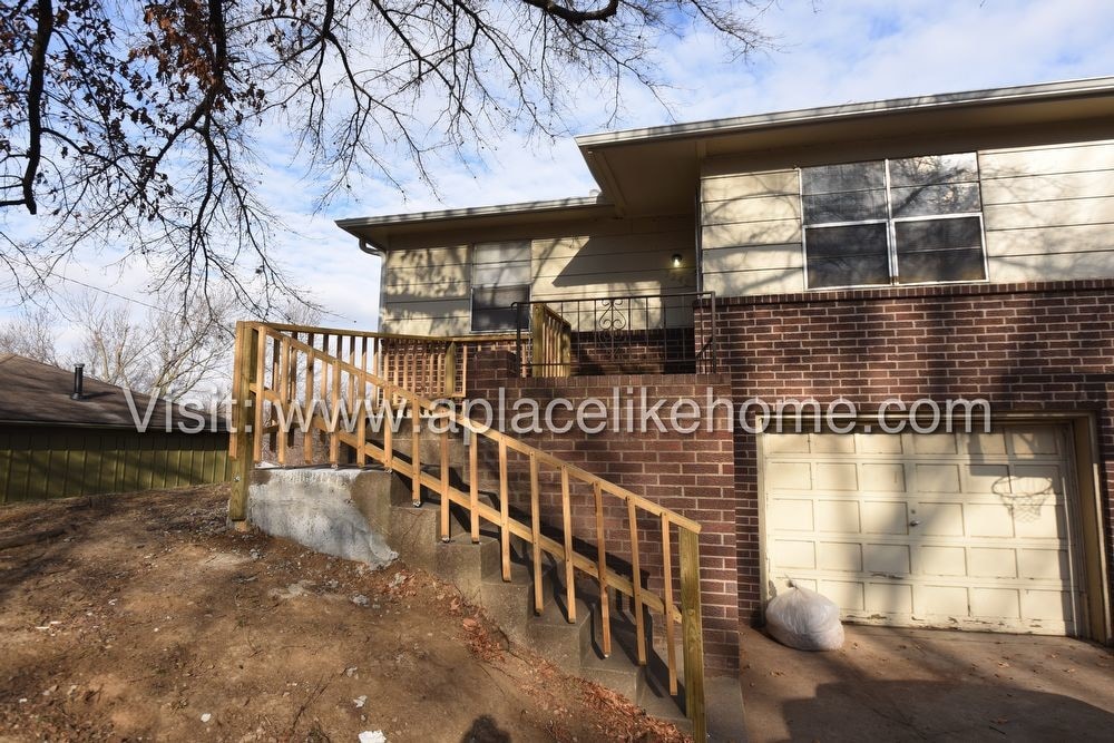 Primary Photo - 7242 Montana Ave Kansas City KS 66111