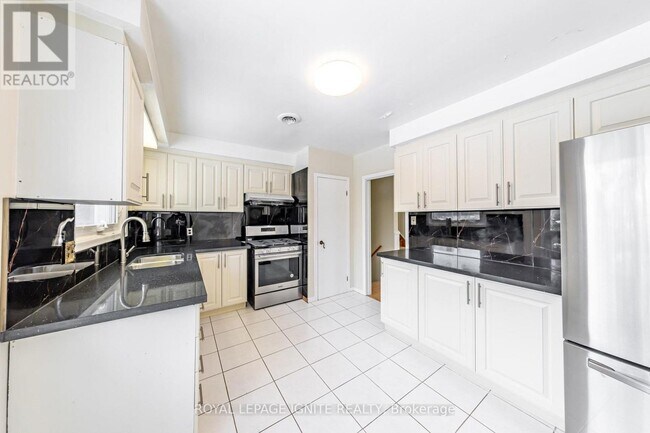 Building Photo - 83 Deep Dene Dr