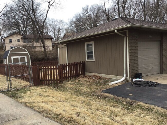 Building Photo - COMING SOON!! 3 bed, 2 bath Newly Remodeled