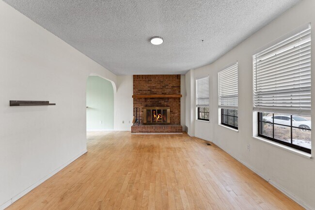 Foto del edificio - Tri-Level 4 Bed Home Near Ft. Carson