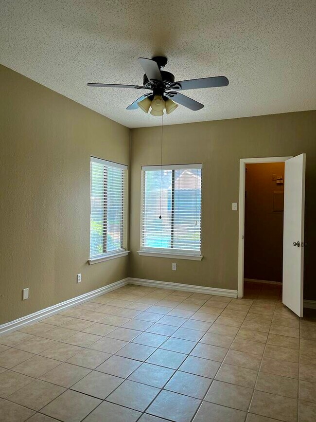 Foto del edificio - 5550 Spring Valley Rd