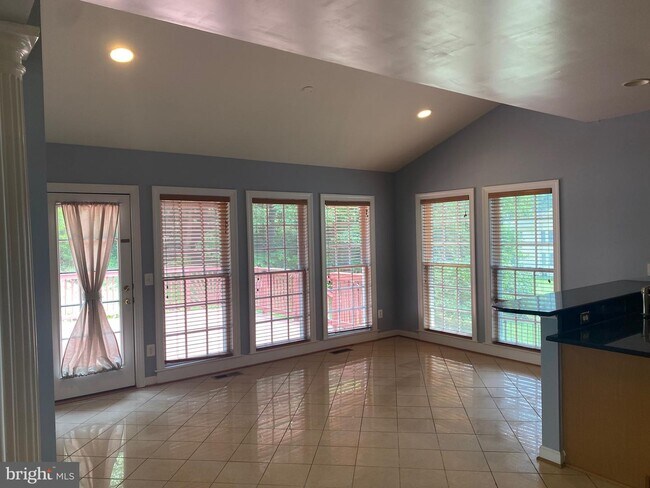 Foto del edificio - 16455 Hayes Ln