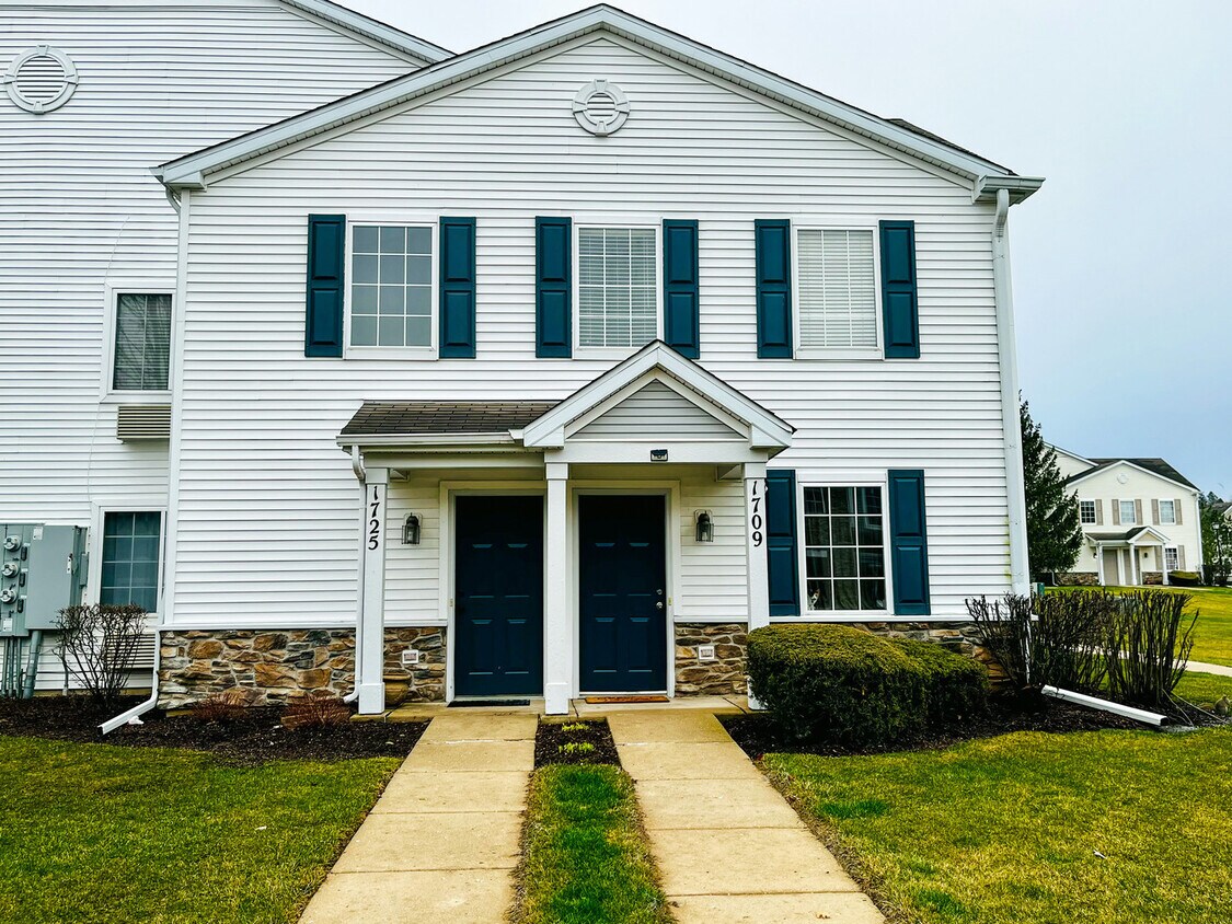 1725 Silverstone Dr Unit 1725, Carpentersville, IL 60110 Condo for Rent in Carpentersville, IL