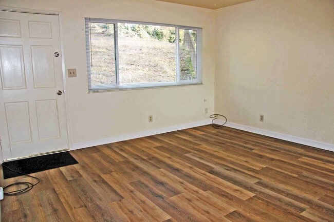 Building Photo - East Sonora Duplex with fenced Back Yard