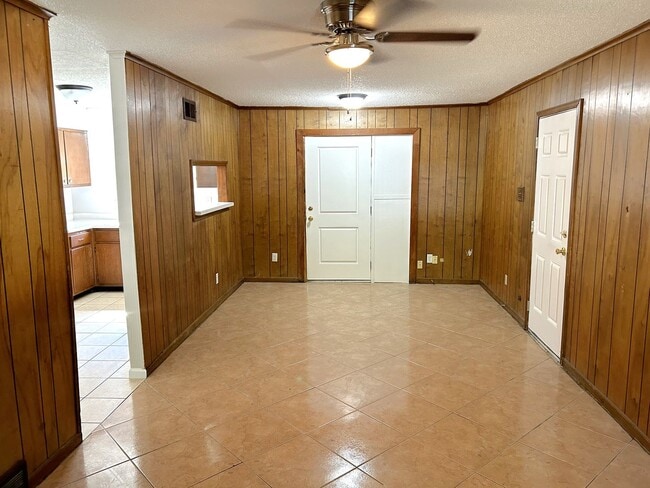 Building Photo - 2833 Briarwood Dr