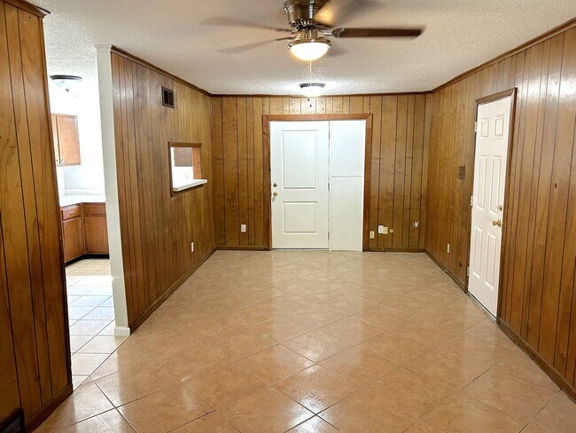 Foto del edificio - 2833 Briarwood Dr