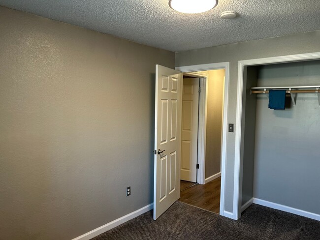 Building Photo - Century 21 Gold Rush - 3 bed, 1 bath (Fair...