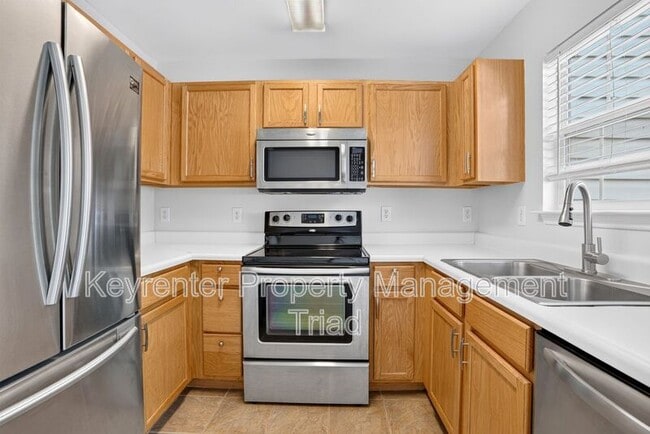 Building Photo - 104 Tannenbaum Cir