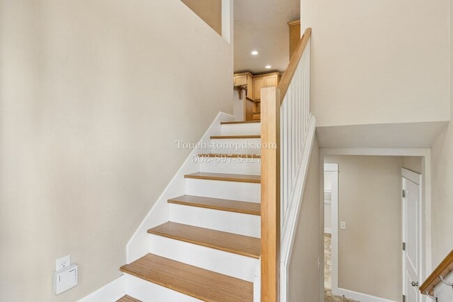 Building Photo - Inviting West Linn 4 Bed Home with Wood Fireplace, Deck, and 2-Car Garage