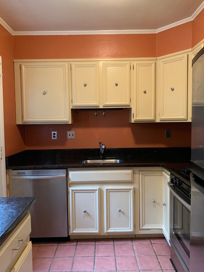 Building Photo - "Painting in process" Spacious 3/2 Silver ...