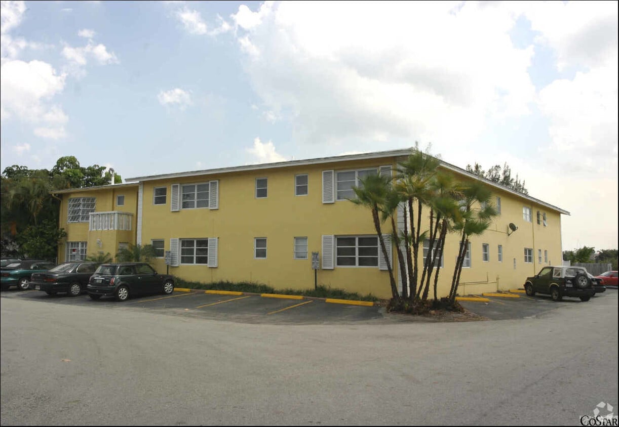 Building Photo - 2400 NE 25th Pl