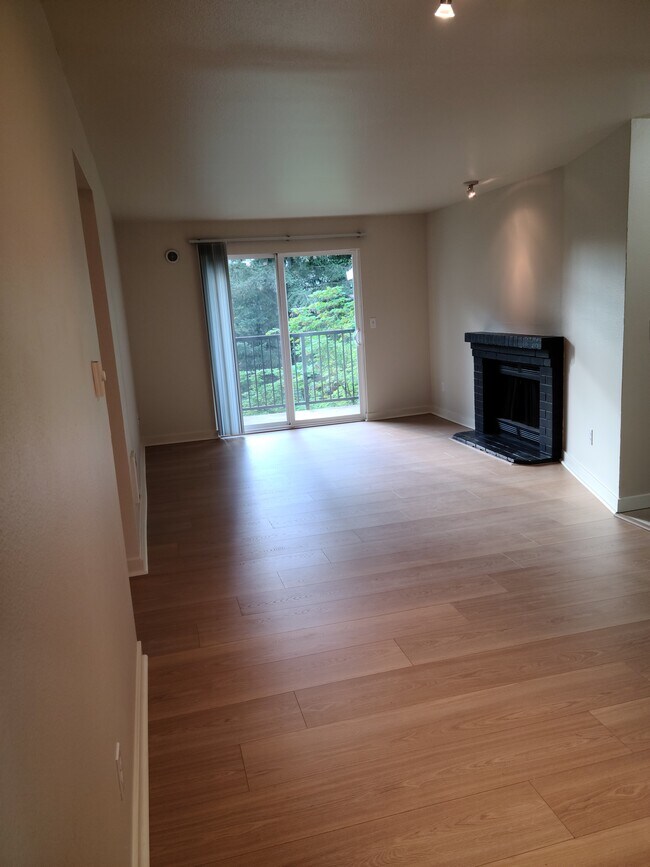 Livingroom with fireplace - 14210 NE 181st Pl