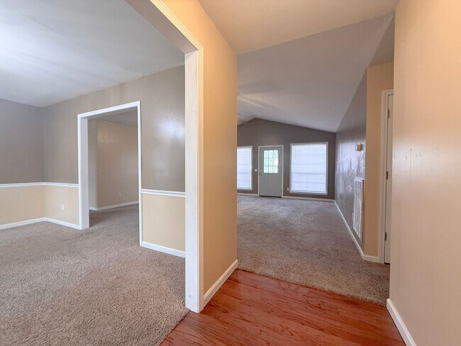 Foto del edificio - Charming Single-Level 3 Bedroom Home with Large Back Porch and 2-Car Garage