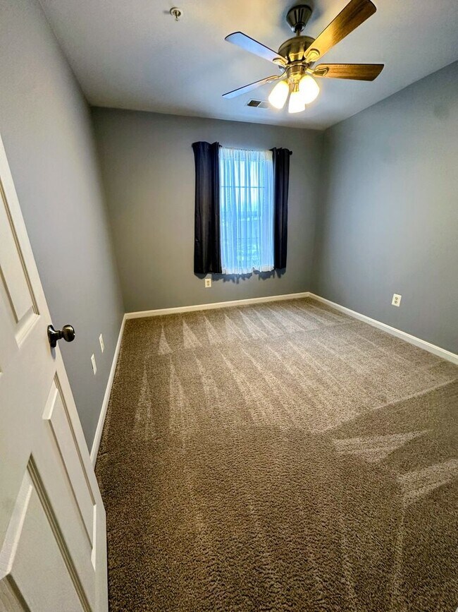 Foto del edificio - 3-Story End Unit Townhouse